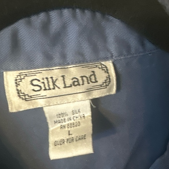 Silk land  shirt , great quality , unique the bottoms are a very good quiality - Picture 4 of 8